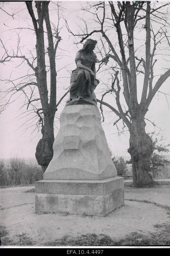 A. Weizenberg sculpture on the Swedish dance in Linda Tallinn.