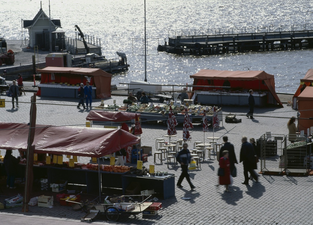 Kauppatori, Kolera-allas ja Keisarinluodonlaituri. Etualalla torikauppaa.