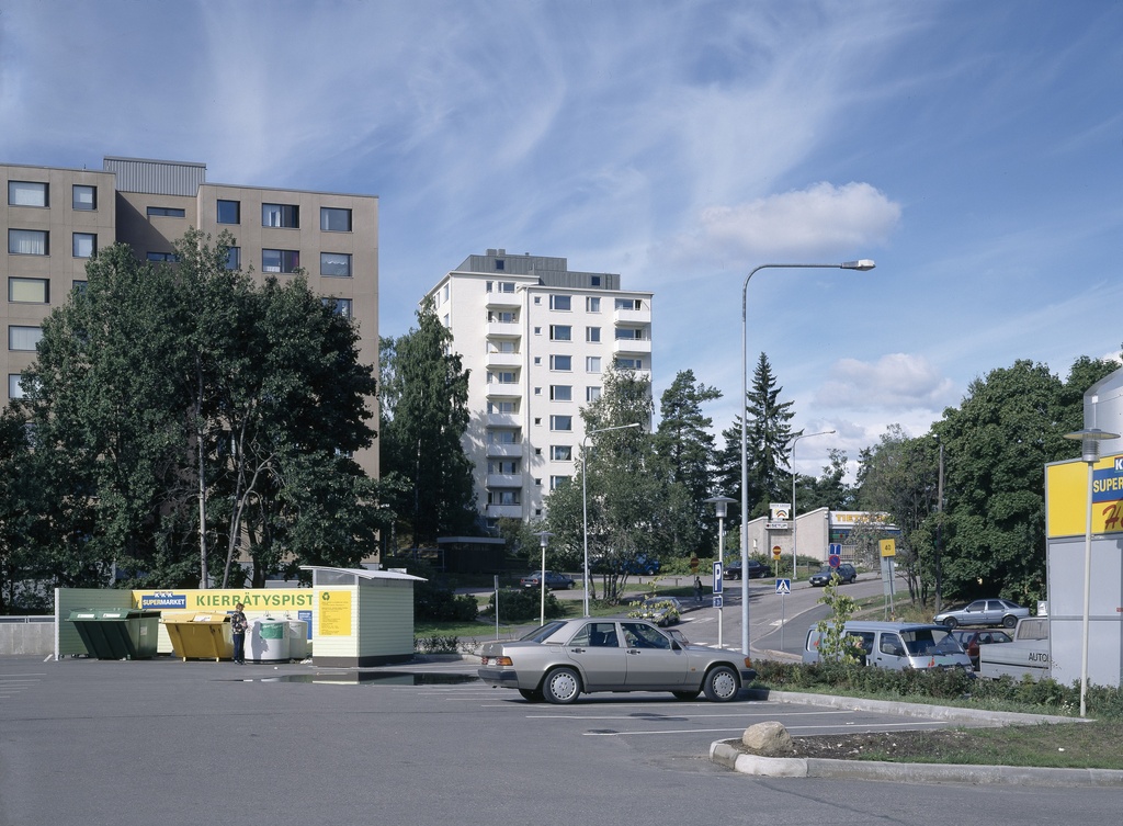 Hiihtäjäntie 2 ja 4 etelästä K-supermarketin parkkipaikalta katsottuna. Herttoniemi.