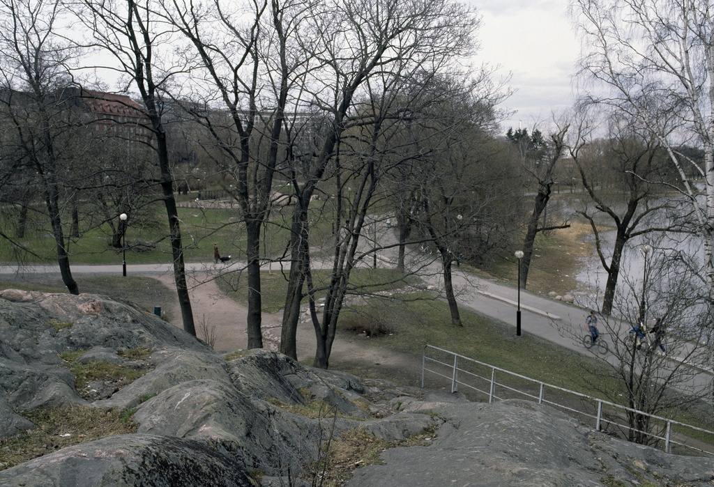 Hakasalmen puisto, oikealla Töölönlahti.