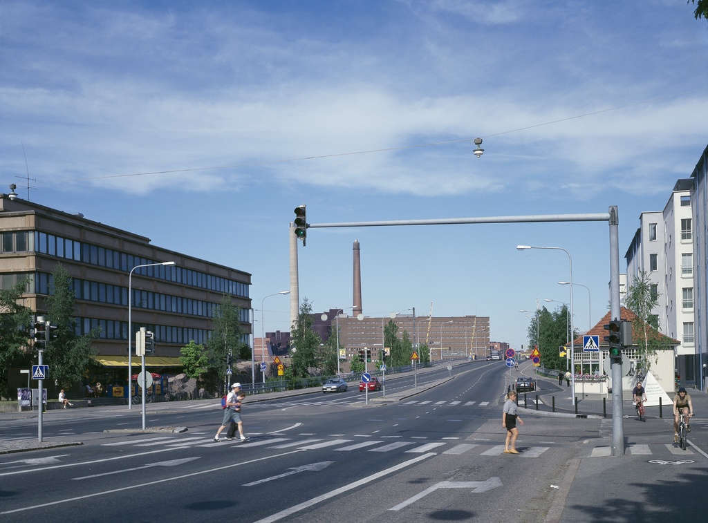 Lauttasaarentien alkupäätä ja Lauttasaaren silta.