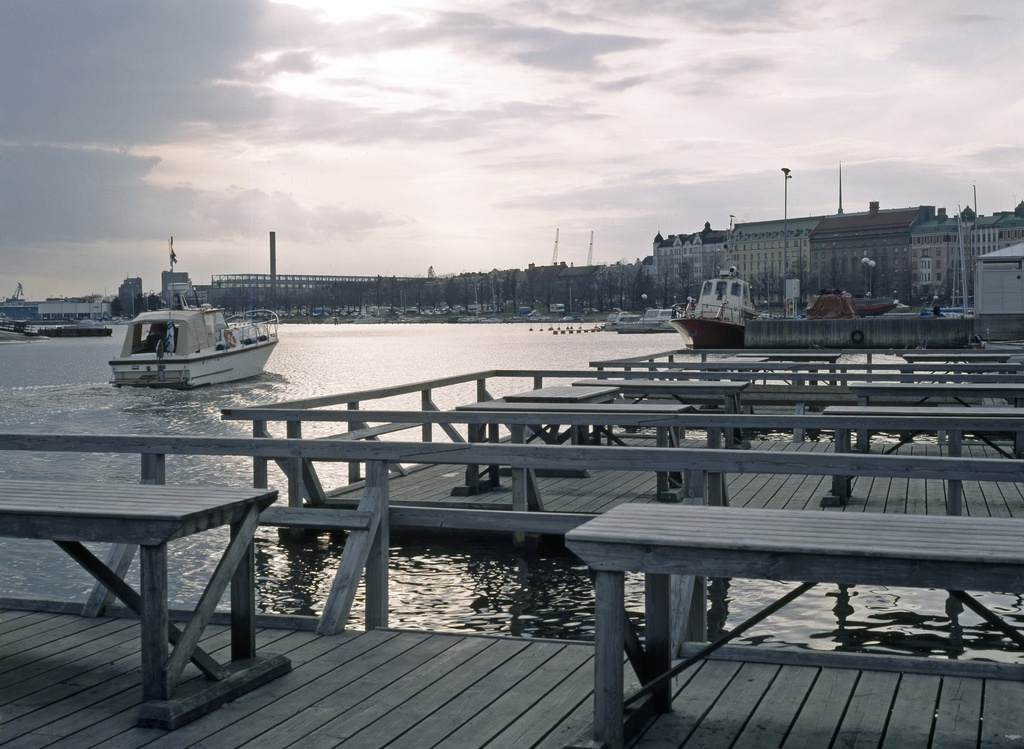 Kaivopuiston ranta, matonpesulaitureita. Taustalla Merikadun rakennuksia.