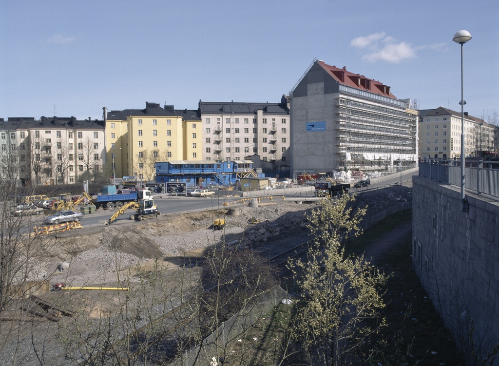 Leppäsuonkatu 7, 5, 3, 1 - Hietaniemenkatu 14, 12, 10, 8, 6. Taustalla Runeberginkatu 13.
