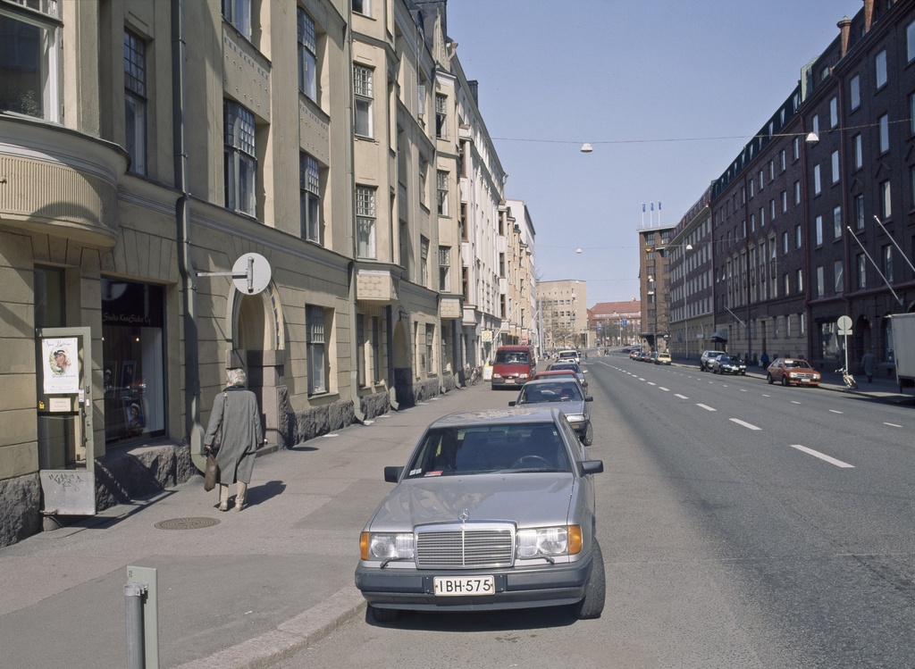 Runeberginkatu 6, 8, 10. Taustalla Suomalainen Kauppakorkeakoulu, Runeberginkatu 14.