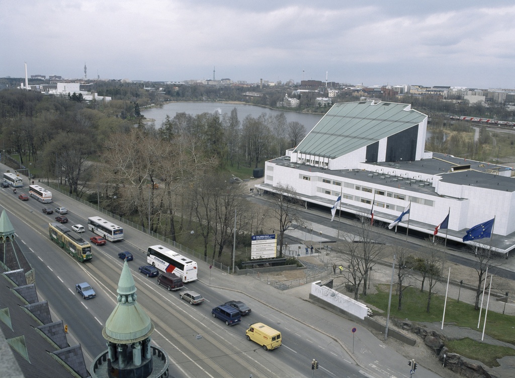 Näkymä Kansallismuseon tornista Töölönlahdelle päin. Oikealla Finlandia-talo.