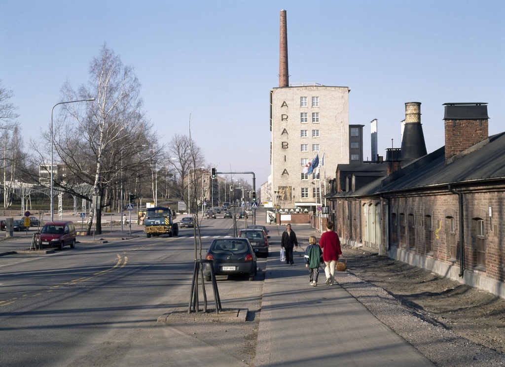 Hämeentie 135. Taustalla Arabian tehdasrakennus.