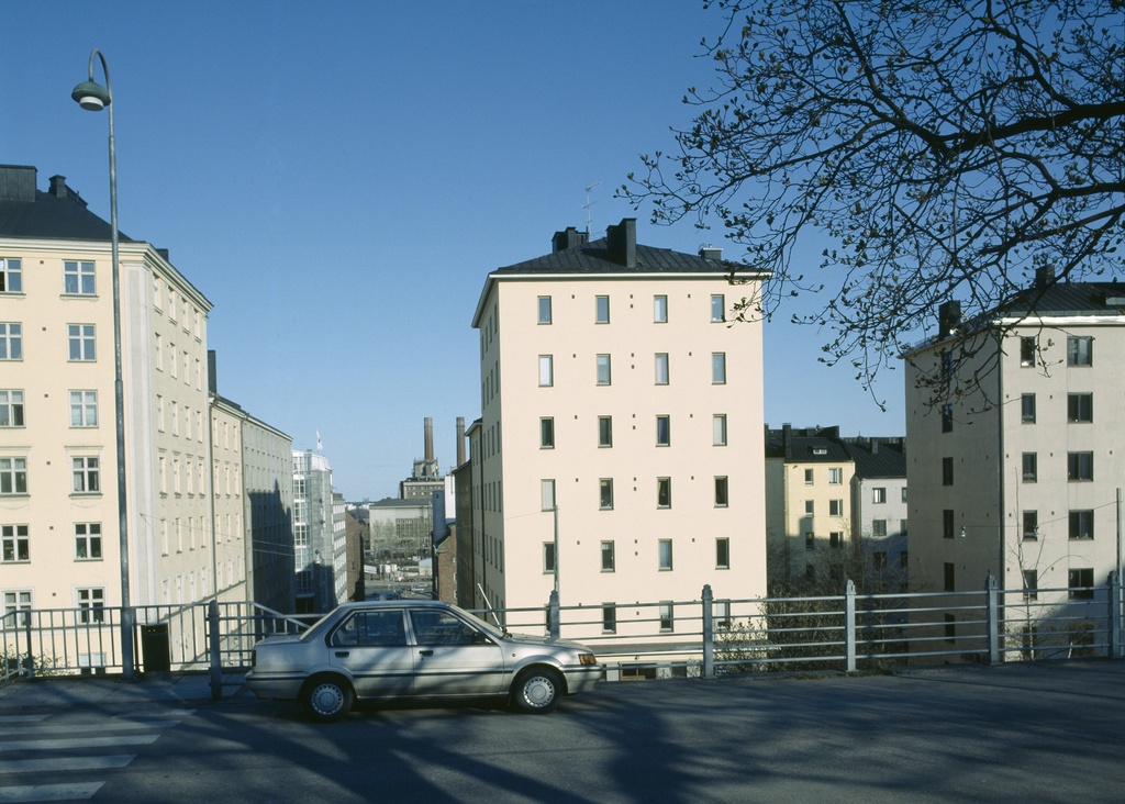 Näkymä Pengerpuistosta pitkin Lintulahdenkatua Sörnäisten rantaan. Taustalla Hanasaaren voimalaitos.