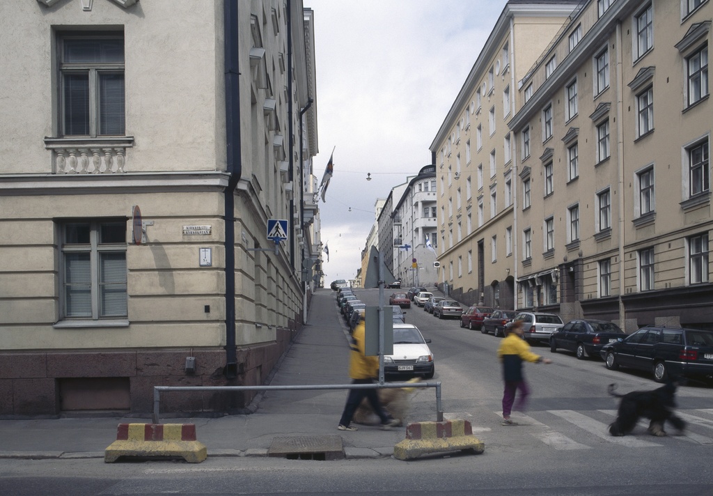 Meritullinkatu 12, Kirkkokadun ja Meritullinkadun risteys.