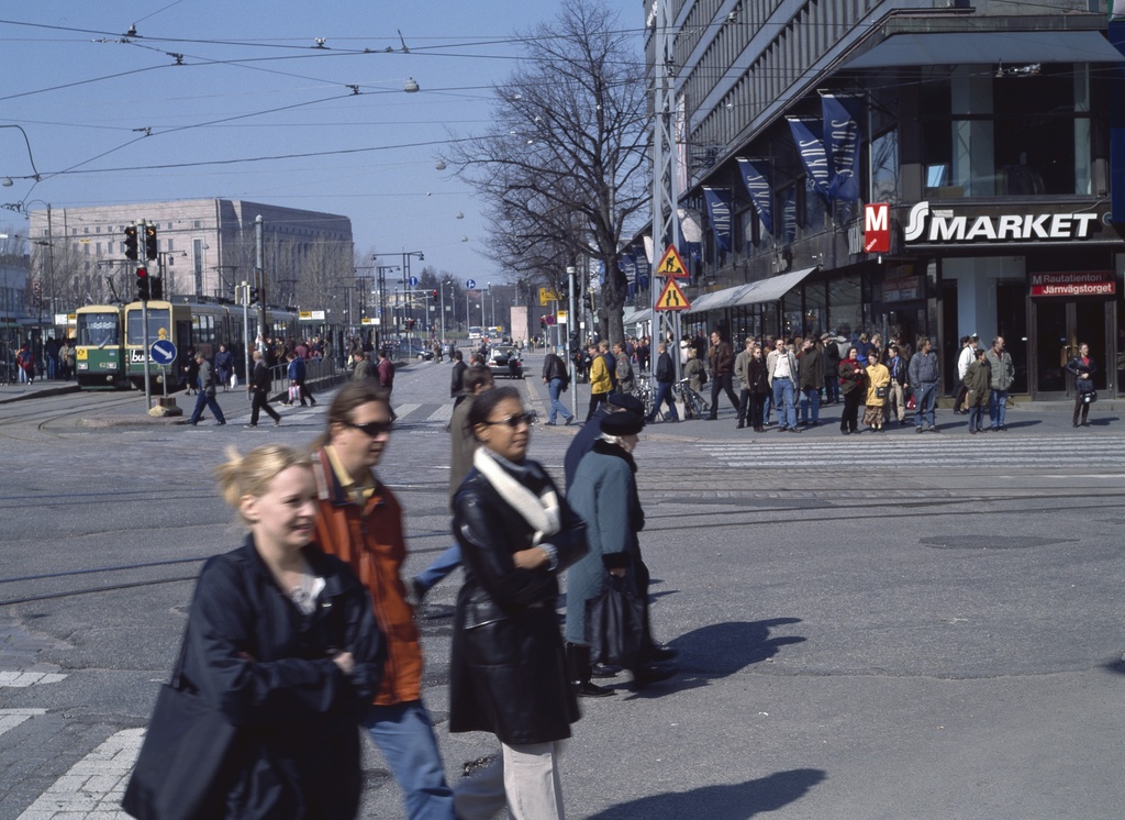 Mannerheimintie 9, Kaivokadun ja Mannerheimintien risteys.