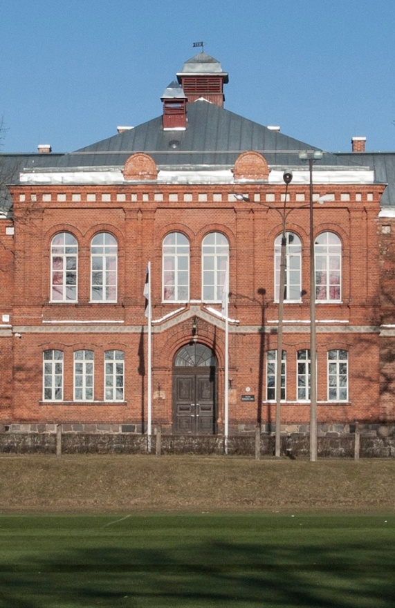 Koolihoone Viljandis, fassaadi detail. Arhitekt R. Häusermann rephoto