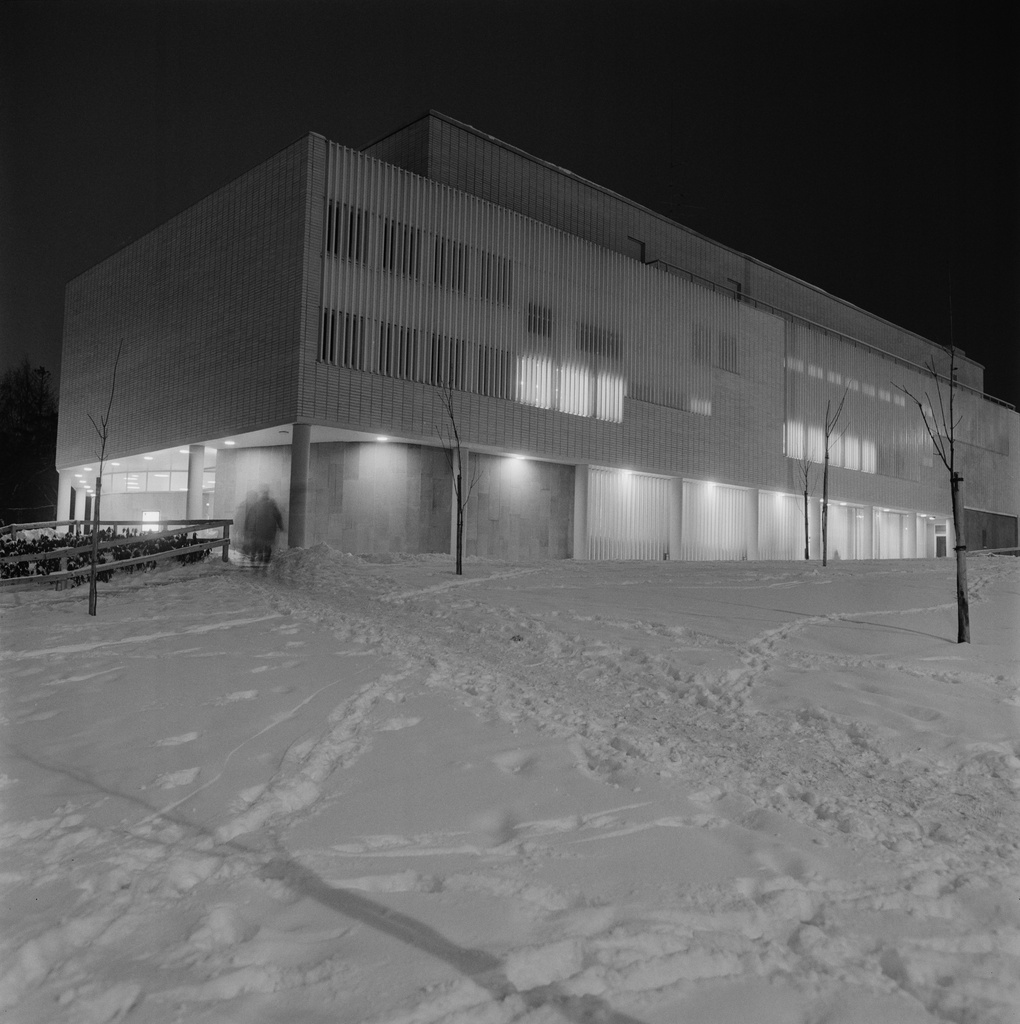 Töölön kirjasto, Topeliuksenkatu 6,  iltavalaistuksessa.