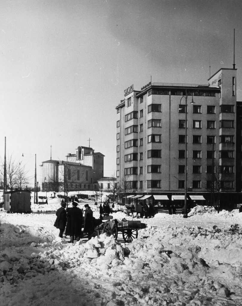 Töölöntori, taustalla Runeberginkatu 46 ja Töölön kirkko.
