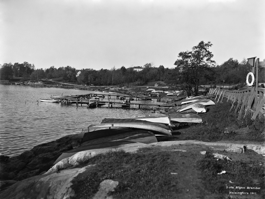 Eläintarhanlahden pohjoisranta. Taustalla Eläintarhan huvilat 1, 2, 3, 4.