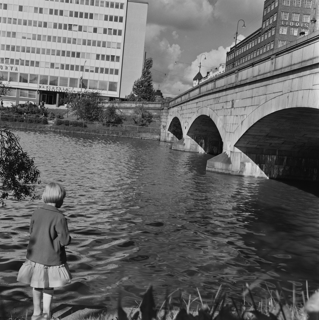 Marita Kienanen Pitkänsillan kupeessa Kaisaniemen puolella.