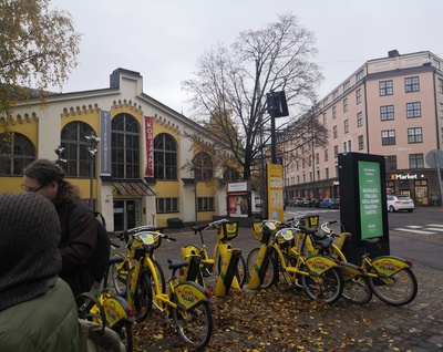 Helsingin Raitiotie- ja Omnibusosakeyhtiö.  Henkilökunta ja hevosraitiovaunu ja uusi sähkökäyttöinen raitiovaunu vuonna 1900 valmistuneen Töölön raitiovaunuhallin edessä. rephoto
