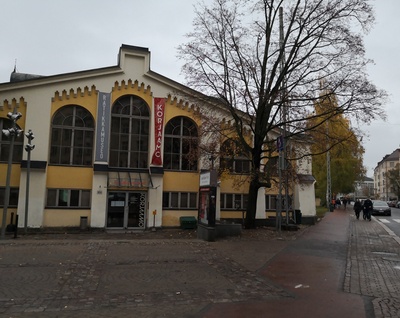 Helsingin Raitiotie- ja Omnibusosakeyhtiö.  Henkilökunta ja hevosraitiovaunu ja uusi sähkökäyttöinen raitiovaunu vuonna 1900 valmistuneen Töölön raitiovaunuhallin edessä. rephoto