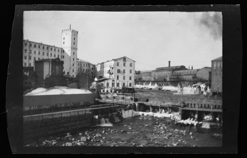 HS Tammerfors 2, 1905 (15854985010) - HS Tammerfors 2 photos, cellulose literate, width 82 mm, height 55 mm Keywords: photos, urban landscape, Finlayson, cotton factory, Tampere, Tammerkoski, factory building, multilayer (2), left 6-ker Roccinos spinning room, in front of the porridge tower Hugo Simberg - www.lahteilla.fi/simberg National Gallery, Hugo Simberg Archive - www.nationalgalleria.fi