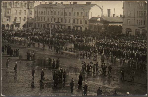 Punavangit Tampereen torilla - Red prisoners stood a day and a night on the square in Tampere.
