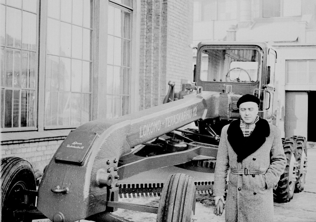 Road grader Lokomo Teräskarhu 12 in the year 1955 - Tiehöylä Teräskarhu 12 mahd. Lokomo factory, Tampere