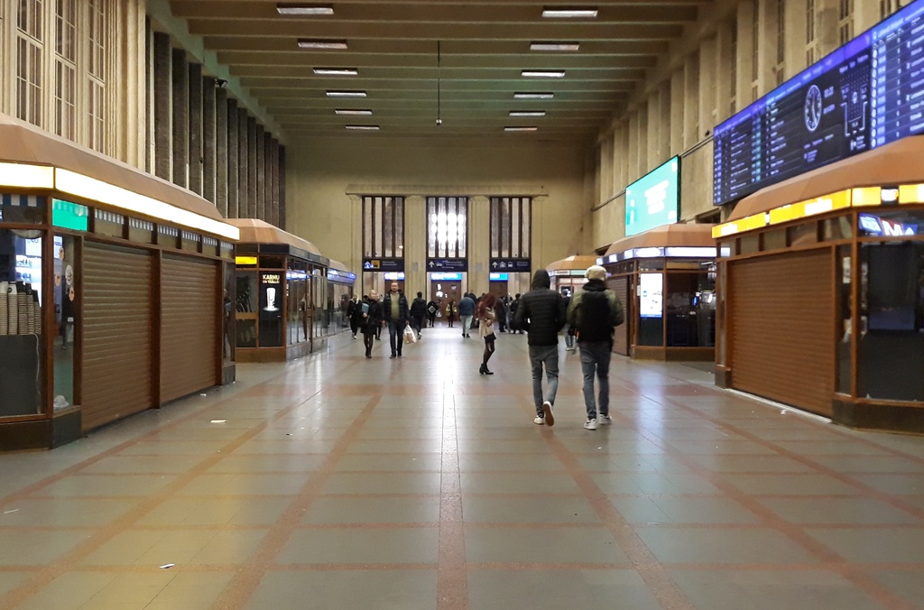 Kaivokatu 1. Vironniemen päiväkodin lapsia ja aikuisia pohjoisen puoleisessa asemahallissa tutustumiskäynnillään Helsingin rautatieasemaan. rephoto