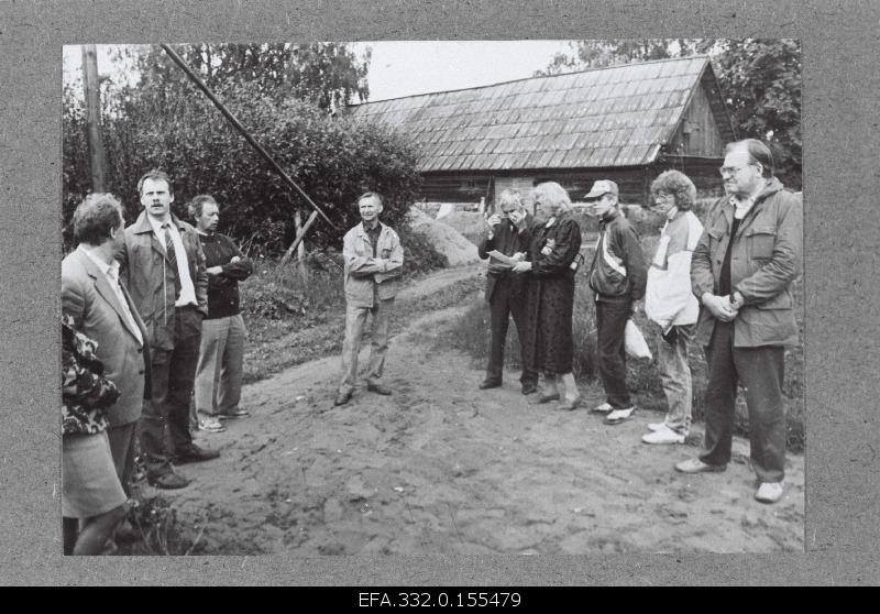 Founders of the fund of the writer and literature scientist Bernard Kangro, his homepage Rüütlil Antsla municipality in Võrumaa. From the left: writer Arvo Valton, Humanitarian Adviser of Võru County Government Rait Laats, Senior Director of Võru MEK Ado Eiche, President of Võru Library Club Heino Sikk, Head of Võru County Education County Arvo Leosk, Vally Tamm, Arvo Valton Junior, newspaper “Lõunakaar” editor Anneli Treumuth and literature scientist Oskar Kruus.