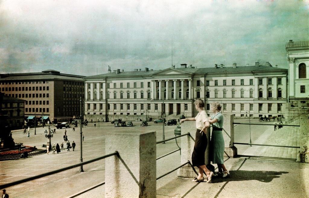 Senaatintori, Yliopiston päärakennus, ja pankkirakennus Unioninkatu 32 .