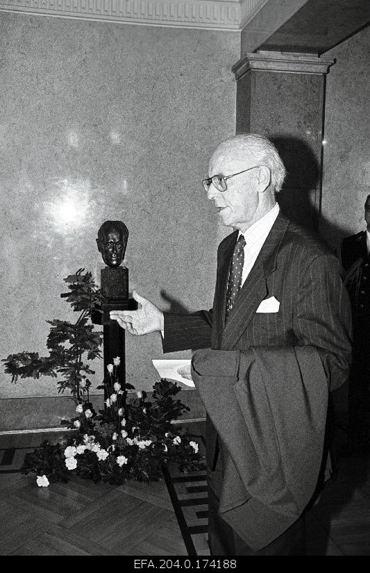 President Lennart Meri opens an Estonian ambassador to the United States in the Cadrioru Castle of Ernst Jaakson Bucht.