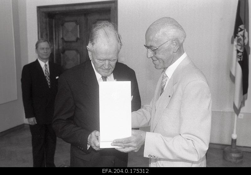 President Lennart Meri (best) gives Ambassador Ernst Jaakson to the diplomatic representative of the Republic of Estonia for maintaining the continuity of Estonian statehood in restoring the independence of the Republic of Estonia. The Permanent Representative of Estonia to the United Nations Trivimi Velliste.