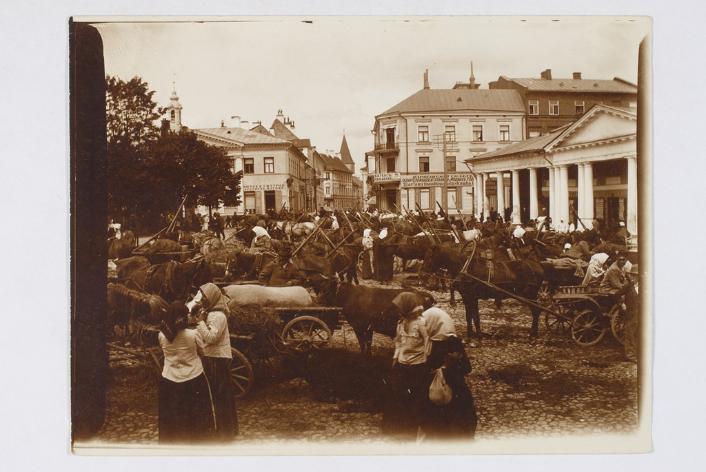 Tilt in Tartu in front of Russian shops