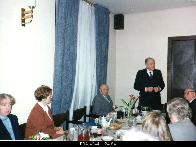 Ernst Jaakson at the "Rataskaeva" hotel in Tallinn at the meeting of the relatives of the administrative judge of the United States Väino Riismandel.
