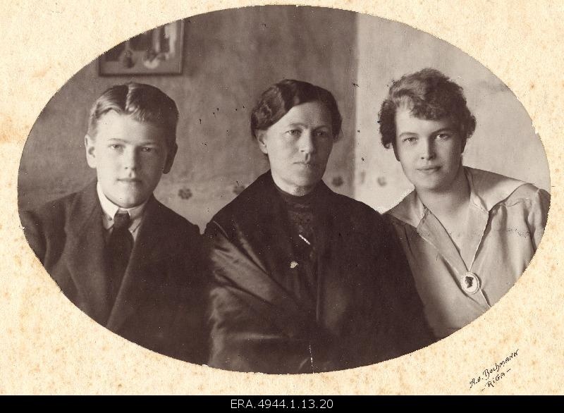 A portrait from Ernst Jaakson, his mother and sister.