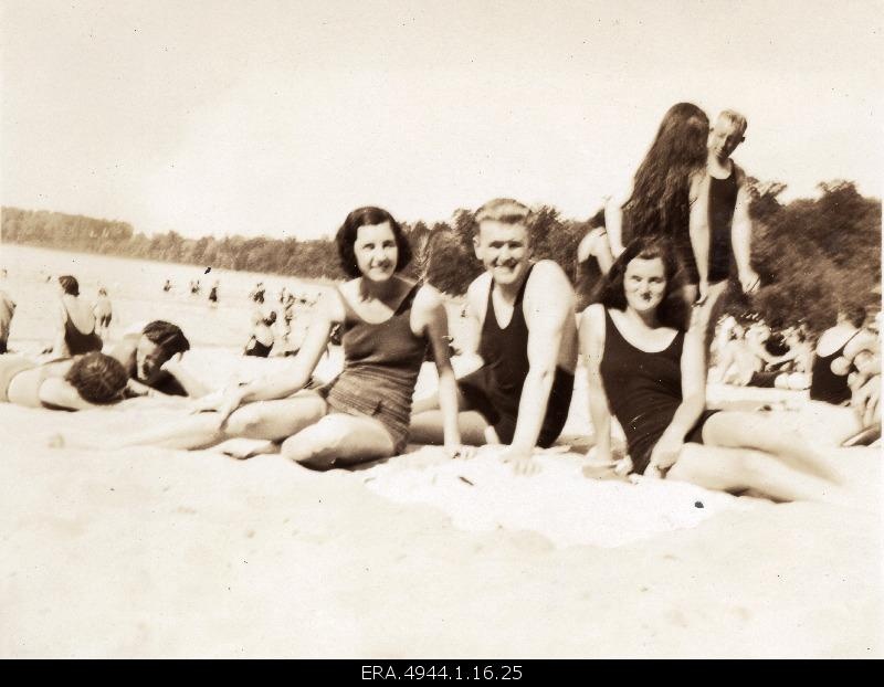 Ernst Jaakson with friends on the beach.
