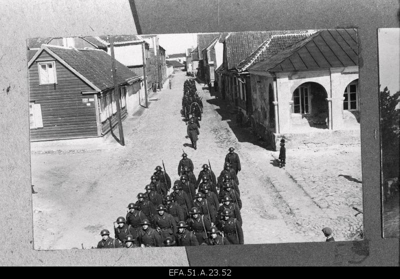 6. The army parts of the footage regiment on the march.