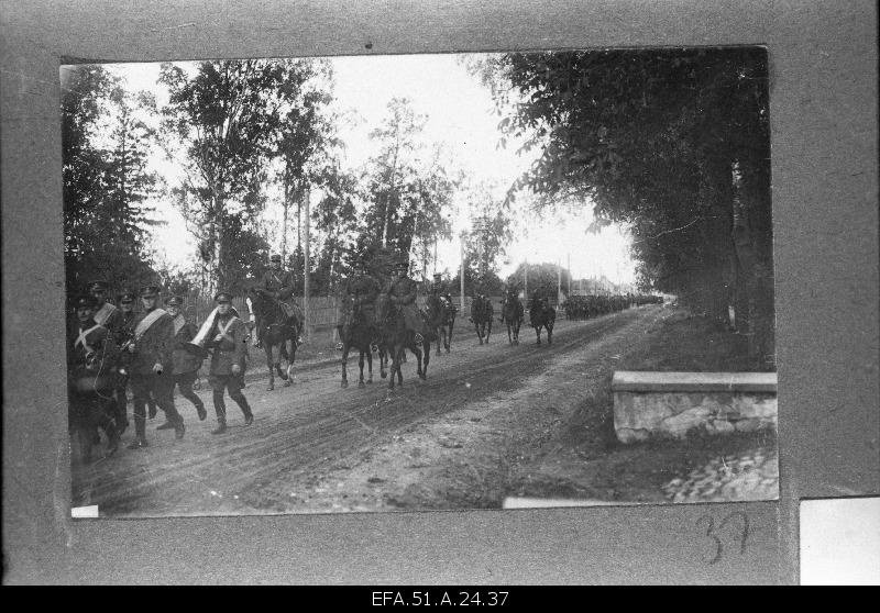 6. The foot-armed regiment is on the march.