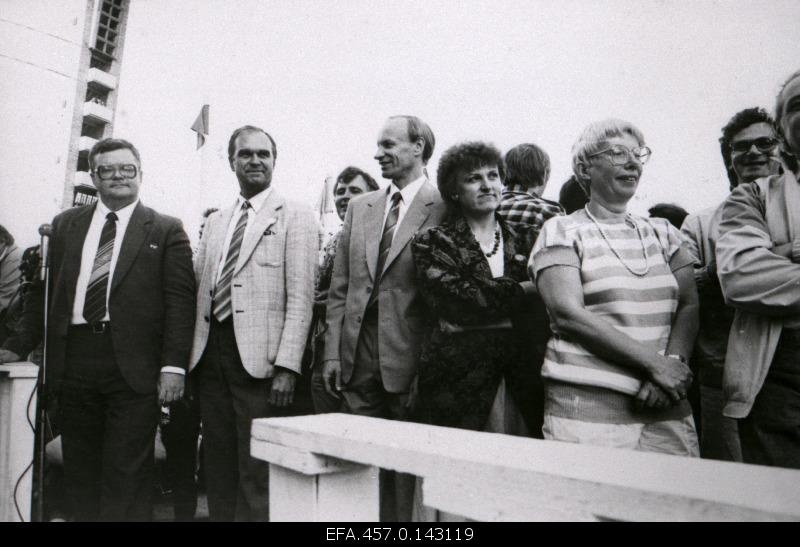 Meeting of delegates of the NLKP XIX conference organised by the Estonian Nationalities on the Song Square. From the left: philosopher candidate E.Savisaar, secretary of the Central Committee of the ECB I. Toome, first secretary of the Tallinn City Committee of the ECB E.-A. Sillari, Doctor of Economics of the Latvian Soviet Union K. Prunskiene, Head of the Department of Journalism of the University of Tartu m. Lauristin, TV journalist h. Šein.
