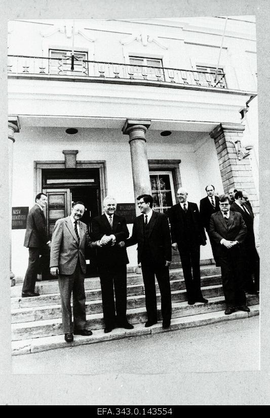 Participants from the Baltic Summit in front of the Kadrioru Castle. From the left: Chairman of the Supreme Council of the Republic of Lithuania Vytautas Landsbergis, Chairman of the Supreme Council of the Republic of Estonia Arnold Rüütel, Chairman of the Supreme Council of the Republic of Latvia Anatoli Gorbunov, Minister of Foreign Affairs of the Republic of Estonia Lennart Meri, d. Märtmaa, Chairman of the Government of the Republic of Estonia Edgar Savisaar, Arno Almann.