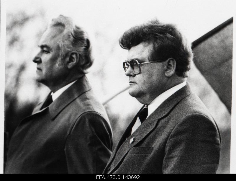 President of the Supreme Council of the Republic of Estonia Arnold Rüütel (left) and Prime Minister Edgar Savisaar.