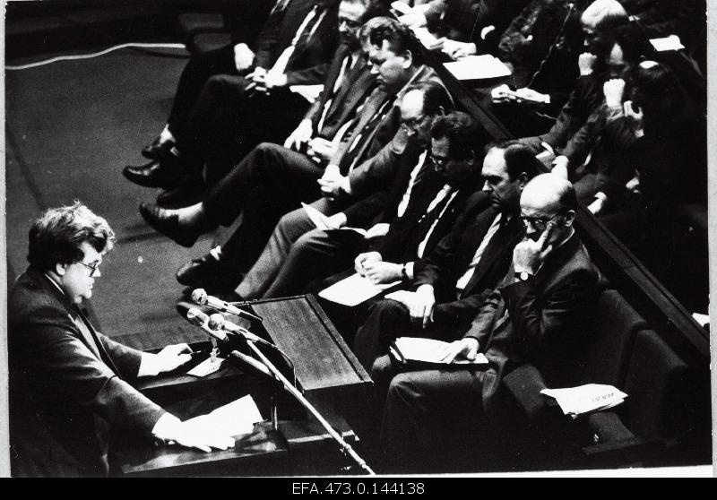 Edgar Savisaar will speak at the session of the Supreme Council of the Soviet of Estonia. From the right R. Otsason, I. Toome, a. Soidla, G.Tõnspoeg, p. Palu.