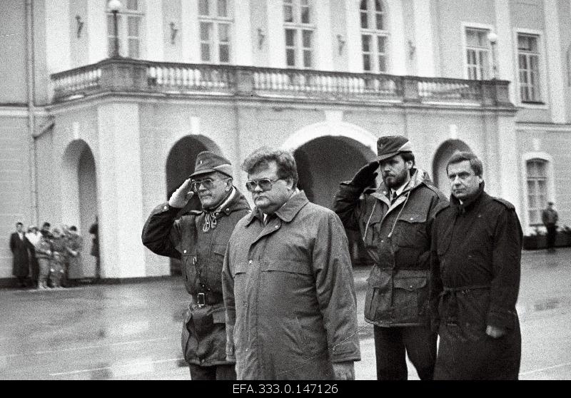 Edgar Savisaar, Chairman of the Government of the Republic of Estonia, organised at the solemn row of the Republic's Defence Forces on Lossiplats in the event of his departure.