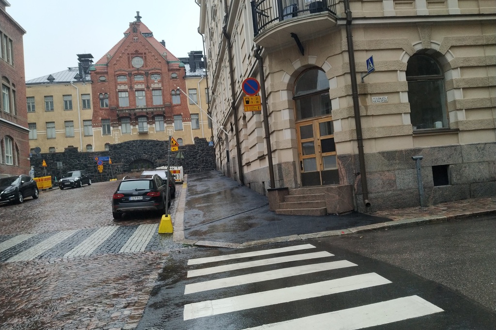 Kruununhaka, Snellmaninkatu. Jonossa kulkevia lapsia sekä lastenvaunuja työntävä nainen kävelemässä ylös lumikinoksen kaventamaa Snellmaninkatua Liisankadun kulmasta Oikokadulle päin. Oikealla Elannon myymälä ja taaempana lihakaupan kyltti. rephoto