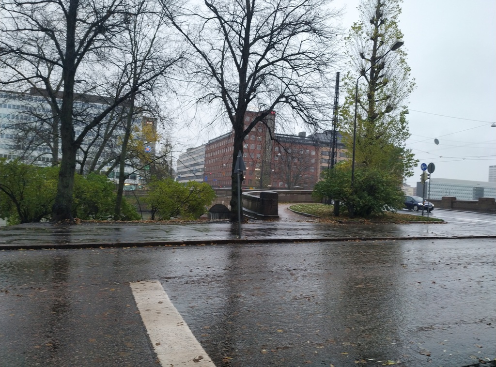 Uutta kivistä Pitkääsiltaa rakennetaan. Oikealla väliaikainen puusilta. rephoto