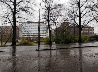 Uutta kivistä Pitkääsiltaa rakennetaan. Oikealla väliaikainen puusilta. rephoto
