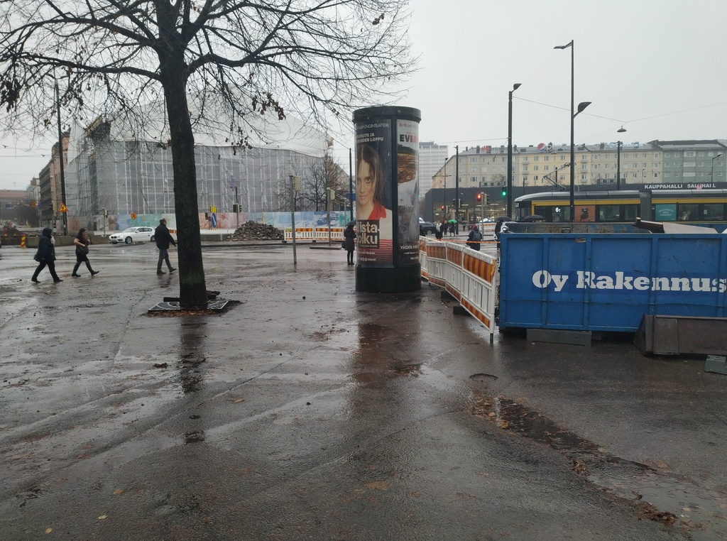 Venäläisiä hedelmäkauppiaita Hakaniementorilla. rephoto