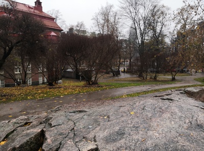 Agricolankatu 8 - Fleminginkatu 3, oikealla Agricolankatu 11. Keskellä Kaiku 9, nykyisen Karhupuiston kohdalla rephoto