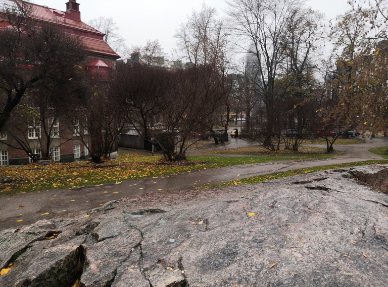 Agricolankatu 8 - Fleminginkatu 3, oikealla Agricolankatu 11. Keskellä Kaiku 9, nykyisen Karhupuiston kohdalla rephoto