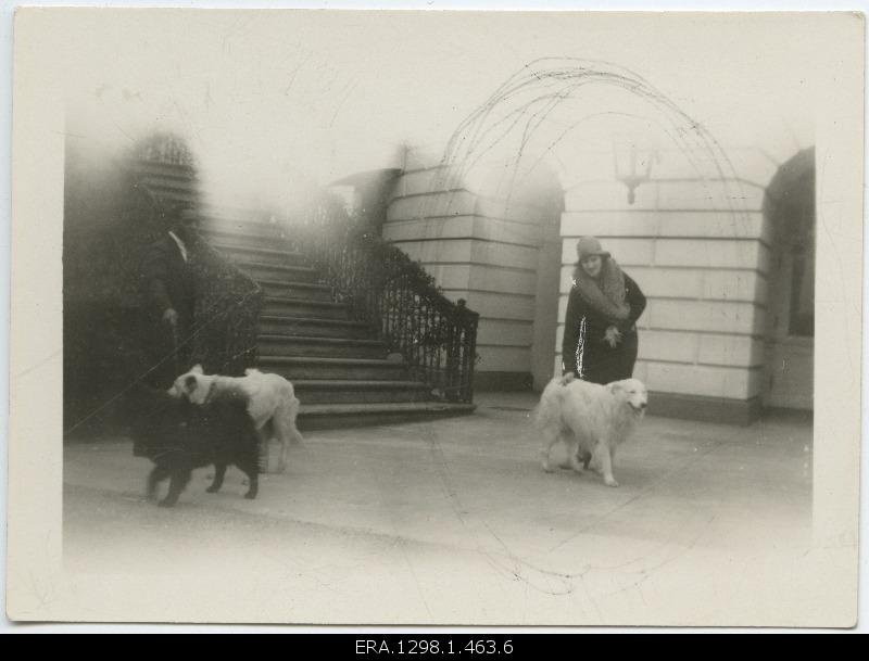 Eveline Maydelli sister Ilse with dogs in front of the White House