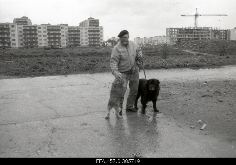Film director and operator Rein Mara with dogs in Lasnamäe.