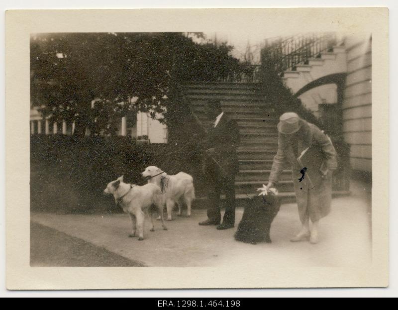 Eveline Maydell behind the White House with a servant of dogs and White House