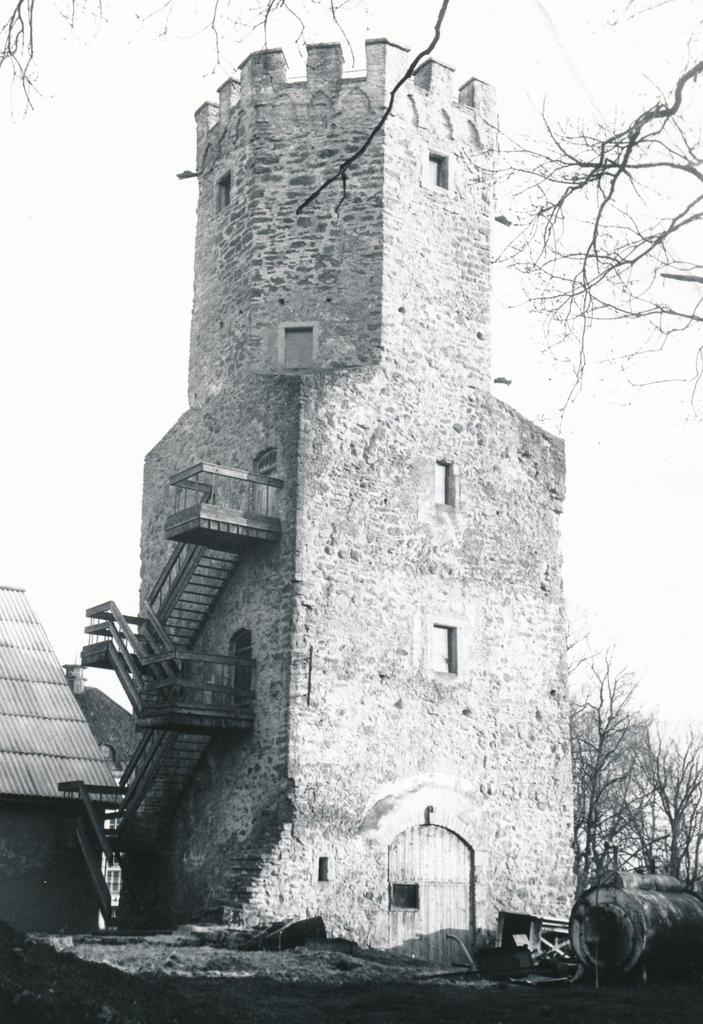 Porkuni, bishopric gate tower