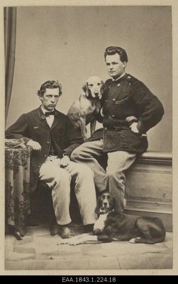 Corporate "Estonia" members Konrad Freifeldt (?) And Walter von Gruenewaldt with dogs, group photo  duplicate photo